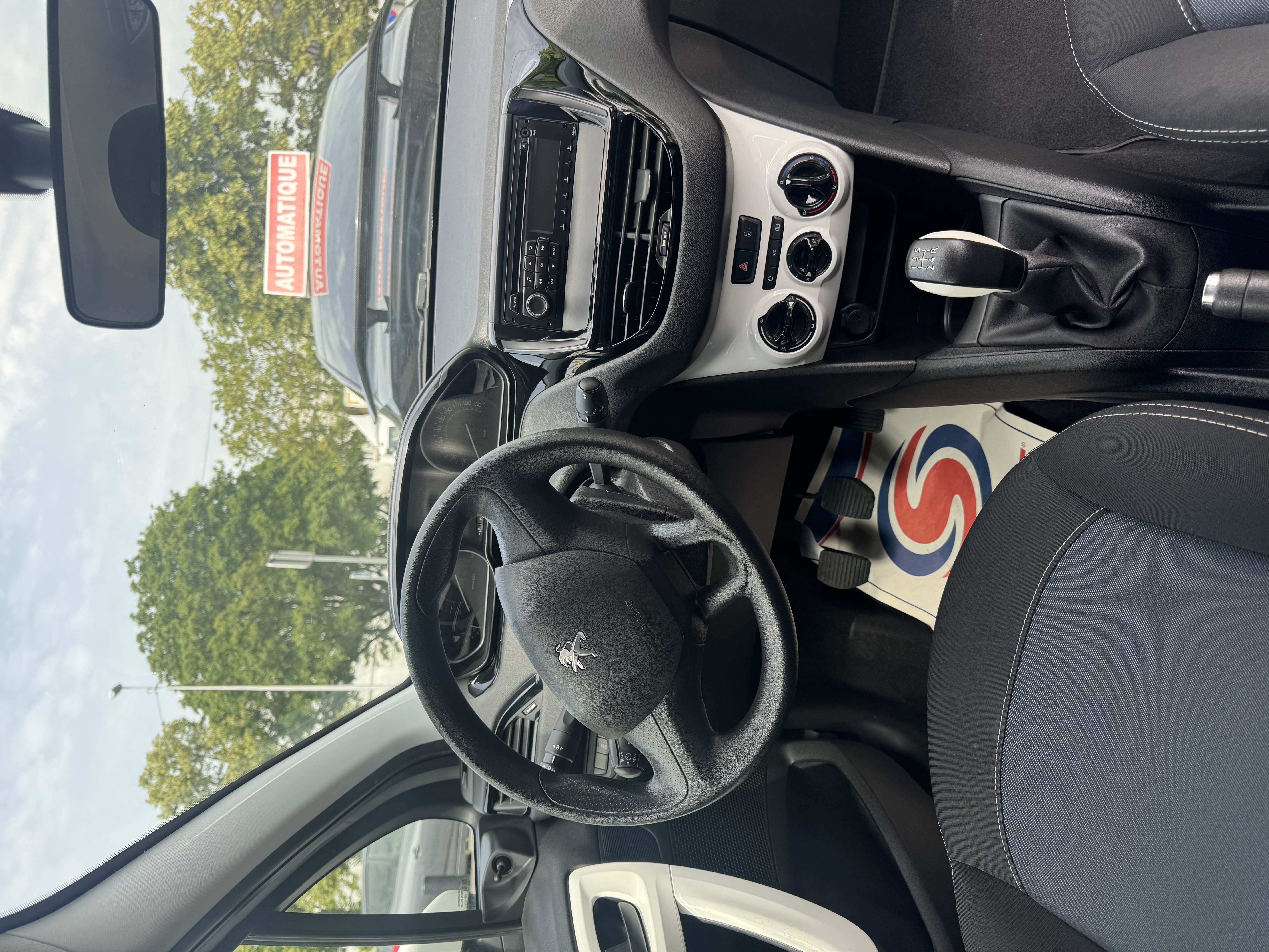 PEUGEOT 208 1.0 PURE TECH 68 LIKE photo 9